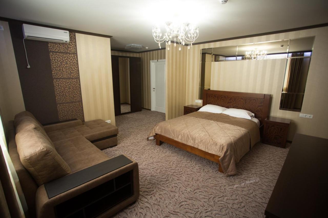Hotel Port Royal à Tulchyn Extérieur photo